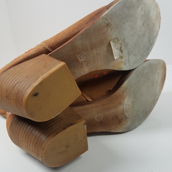 Floral Embriodered Tan Cowboy Boots - Picture 12 of 14